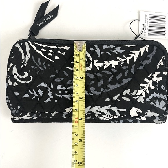 Vera Bradley Crossbody Black Paisley RFID Wallet Clutch Wristlet New With Tags - Picture 4 of 9
